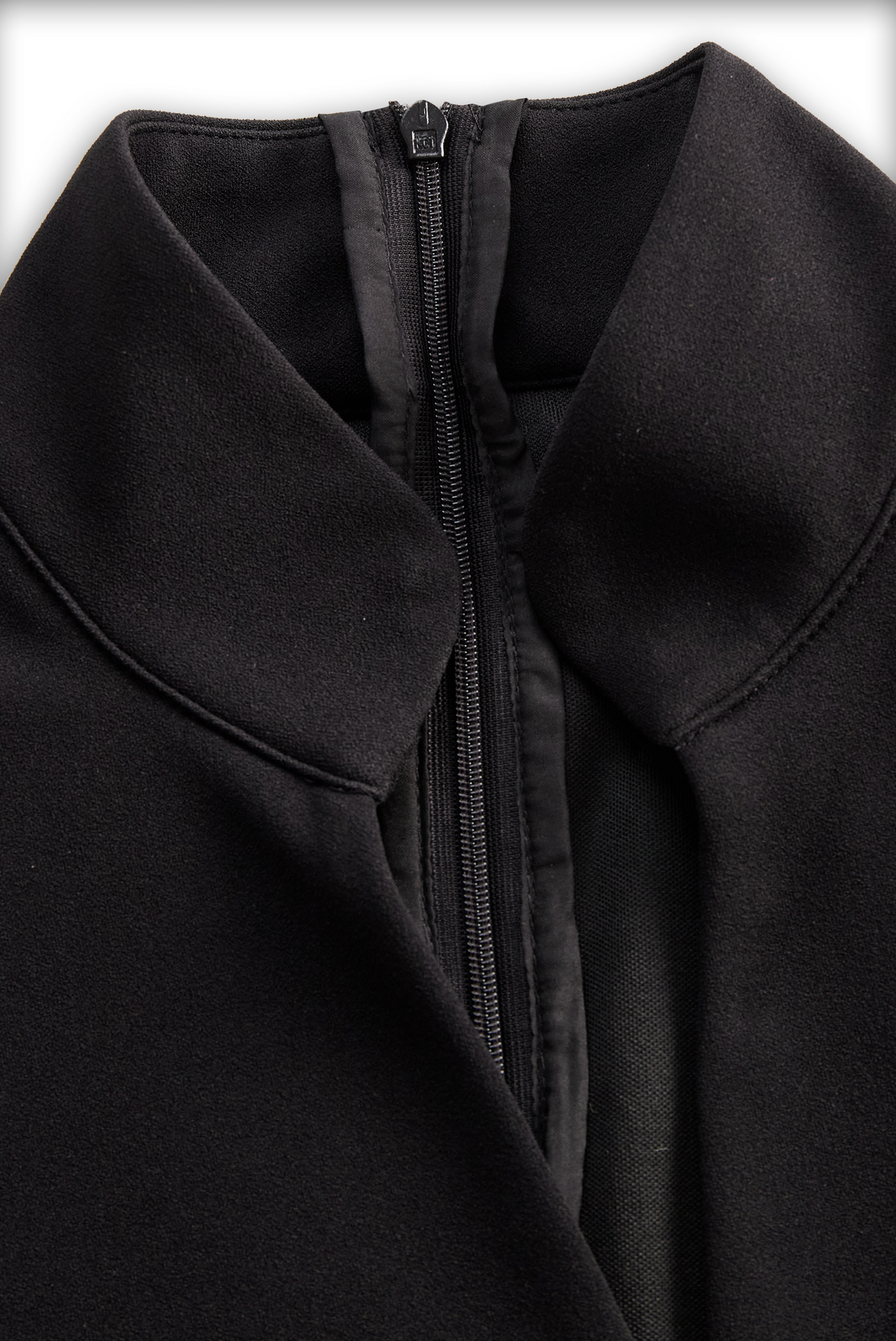 Verfeinertes Schwarzes Kleid mit Gürtel und Mandarin-Kragen