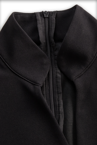 Verfeinertes Schwarzes Kleid mit Gürtel und Mandarin-Kragen