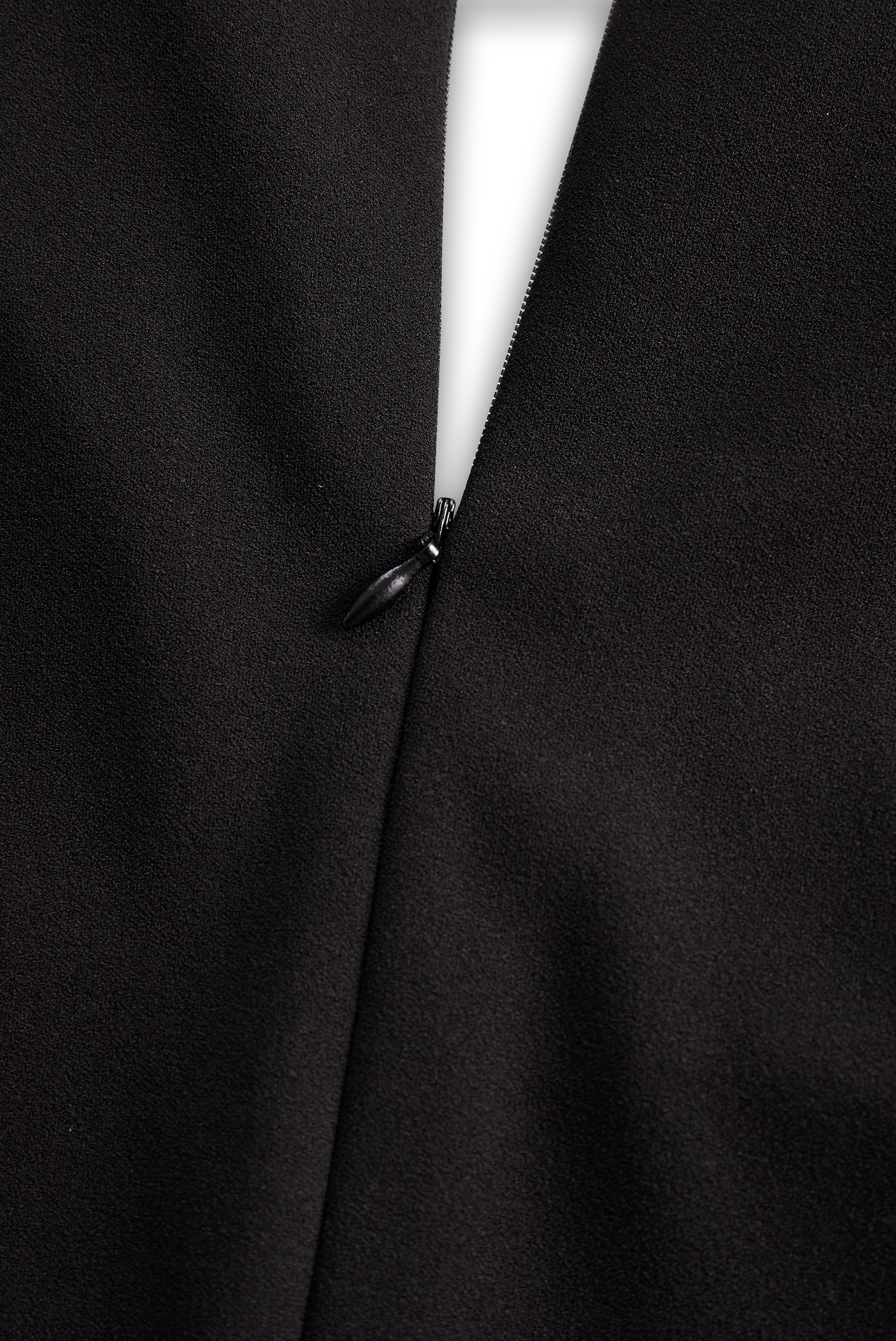 Verfeinertes Schwarzes Kleid mit Gürtel und Mandarin-Kragen