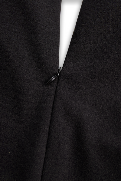 Verfeinertes Schwarzes Kleid mit Gürtel und Mandarin-Kragen