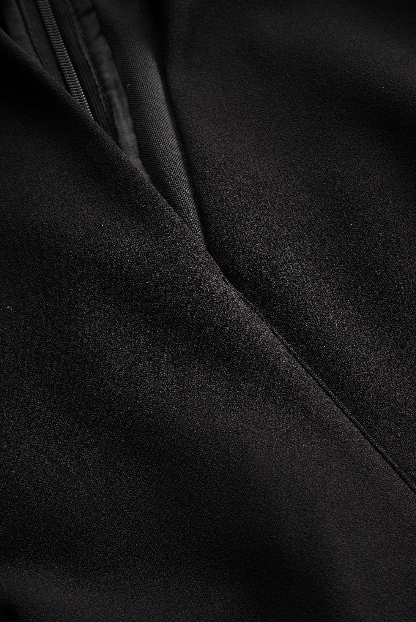 Verfeinertes Schwarzes Kleid mit Gürtel und Mandarin-Kragen
