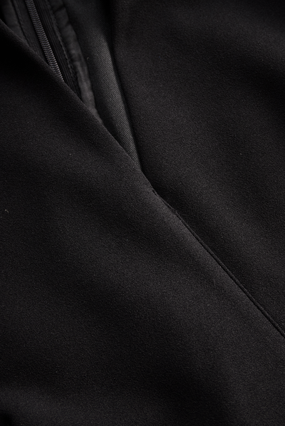 Verfeinertes Schwarzes Kleid mit Gürtel und Mandarin-Kragen