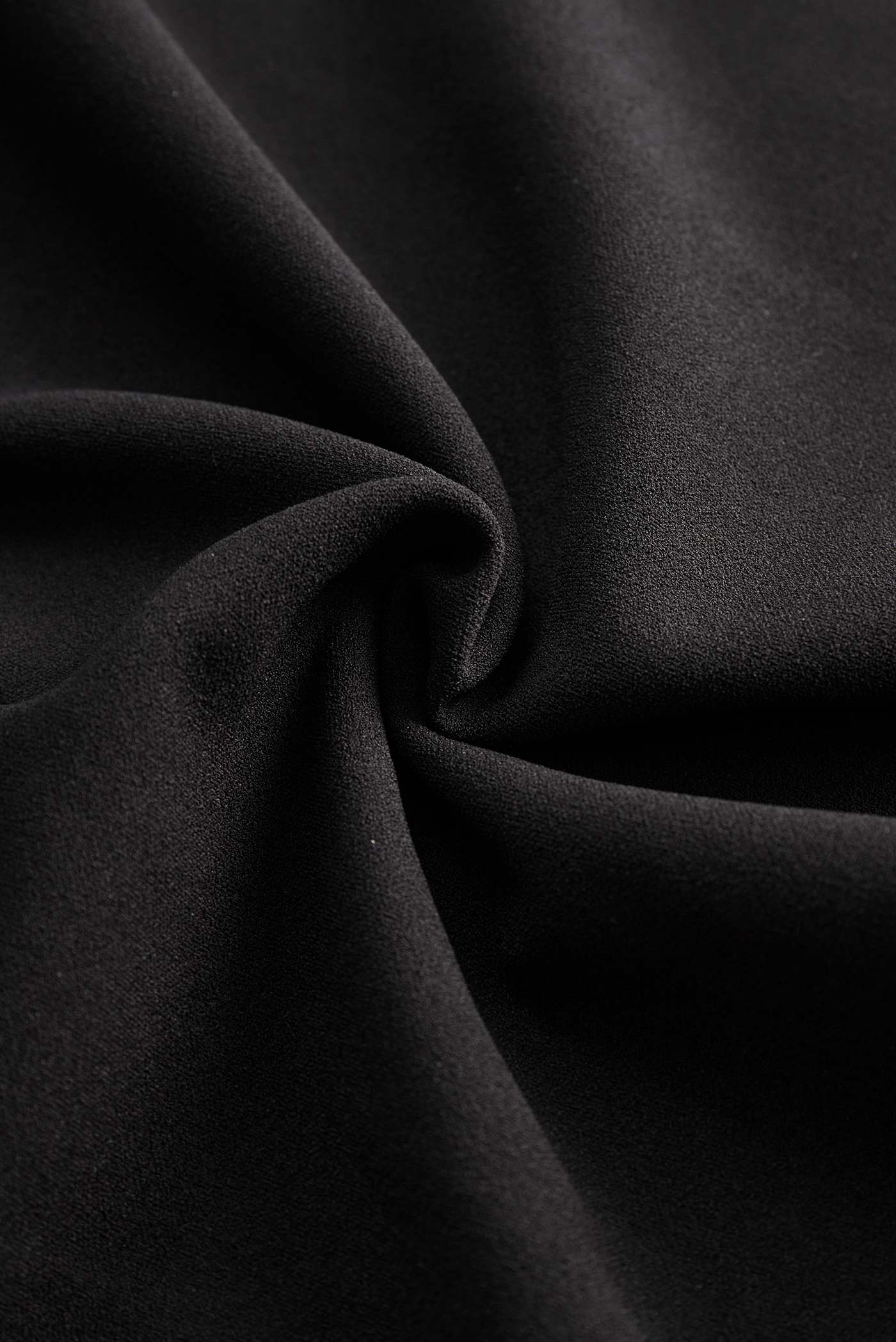 Verfeinertes Schwarzes Kleid mit Gürtel und Mandarin-Kragen