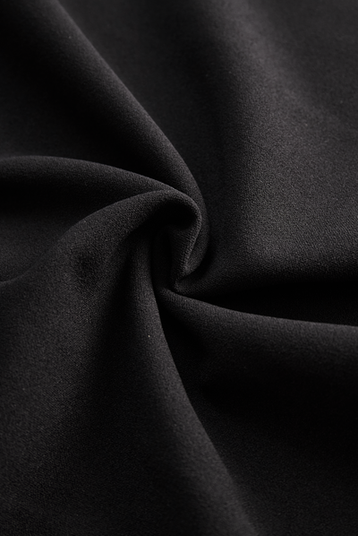 Verfeinertes Schwarzes Kleid mit Gürtel und Mandarin-Kragen