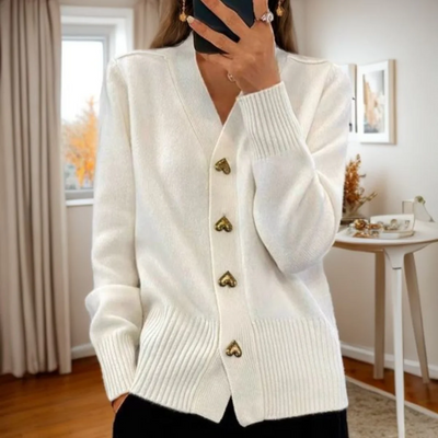 Adele – Weiche Strickjacke mit Herzknöpfen